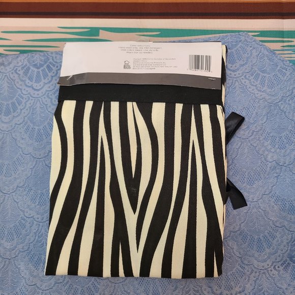 Gourmet Club Hostess Kitchen Chef Bib Apron One Size Black Ivory Color NEW - Picture 2 of 3